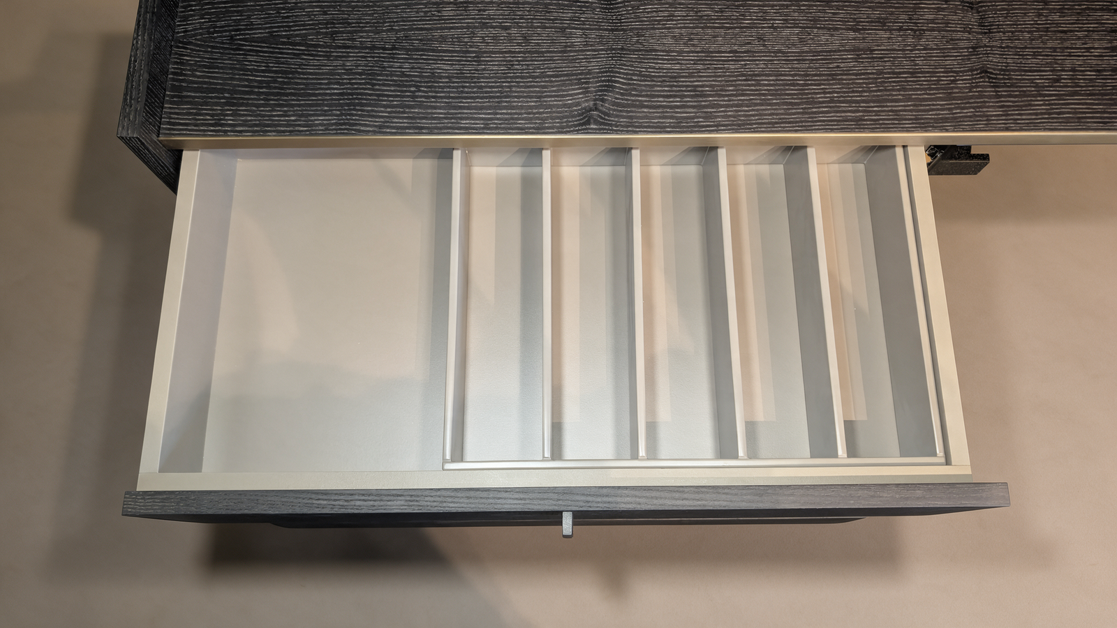 Sideboard drawer with cutlery tray dividers